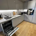 Stunning 2-Bed Apartment In Bristol With Parking