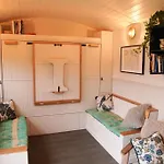 Shepherds Hut In Countryside Near Bath And Bristol