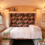 Shepherds Hut In Countryside Near Bath And Bristol