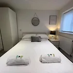 2 Studio Flat, 50M From Airbus