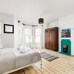 Aj\'S Stays - Free Wifi - Free Parking - Garden - Sleeps Up To 7 - 4 Beds