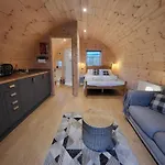 Lois\' Pod With Hot Tub, Near Airport