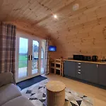 Lois\' Pod With Hot Tub, Near Airport
