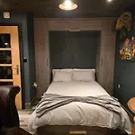 The Pub - Unique & Authentic Experience - Free Parking!, 5 Minutes From Airbus And The Mall Cribbs