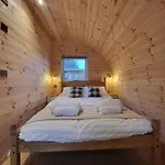 Lois\' Pod With Hot Tub, Near Airport