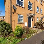 Stylish 4 Bed - Parking - Sleeps 14