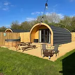 Lois\' Pod With Hot Tub, Near Airport