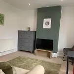 2 Double Bedroom Flat, Central Location