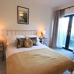 Cabot Mews Apartment 6