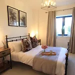 Cabot Mews Apartment 6