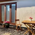Redland Retreat, Cosy Garden Studio For 2