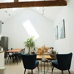 Cosy Two Bedroom Flat In The Poet Mews