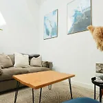 Cosy Two Bedroom Flat In The Poet Mews