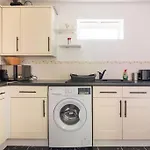 Charming Cosy Coach House In Fishponds Bristol