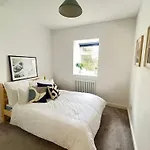 Restful Victorian Apartment With Garden
