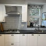 Restful Victorian Apartment With Garden