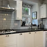 Restful Victorian Apartment With Garden