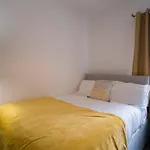 Lena St 3 Bedroom House Sleep 6- Long Stay Contractors-Free Parking