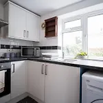 Lena St 3 Bedroom House Sleep 6- Long Stay Contractors-Free Parking