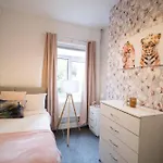 Lena St 3 Bedroom House Sleep 6- Long Stay Contractors-Free Parking