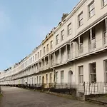 Free Parking! Very Large 2 Bedroom Clifton Flat