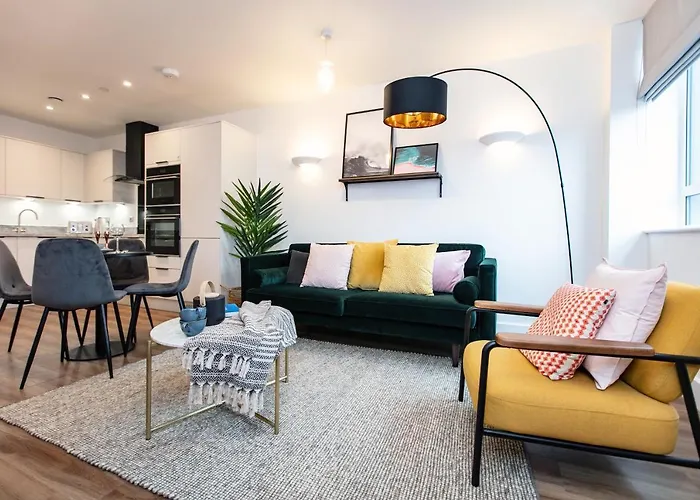 City Centre - Free Parking - Stylish 2 Bedroom Apartment