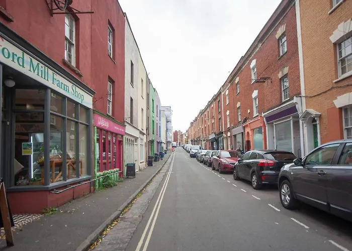 Special 3 Bedroom Townhouse With Parking In Bristol