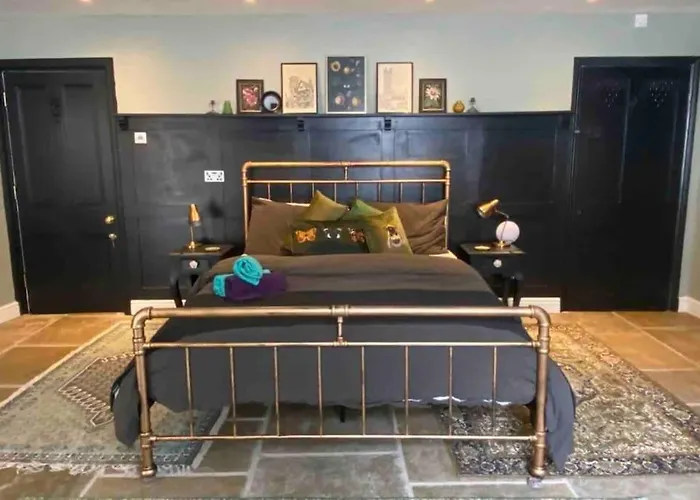 Clifton Georgian Townhouse, Downstairs Ensuite Room & Light Plant Based Breakfast