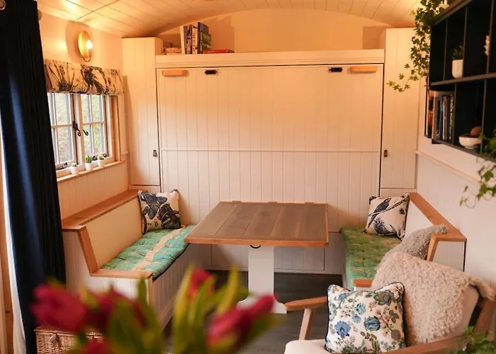 Shepherds Hut In Countryside Near Bath And Bristol