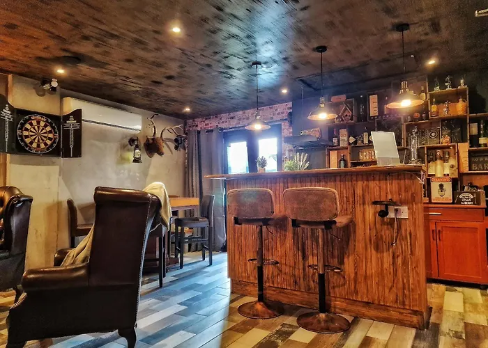 The Pub - Unique & Authentic Experience - Free Parking!, 5 Minutes From Airbus And The Mall Cribbs