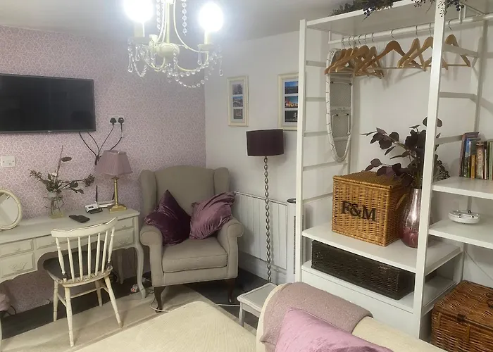 Cosy Self-Contained Studio Flat In Bristol