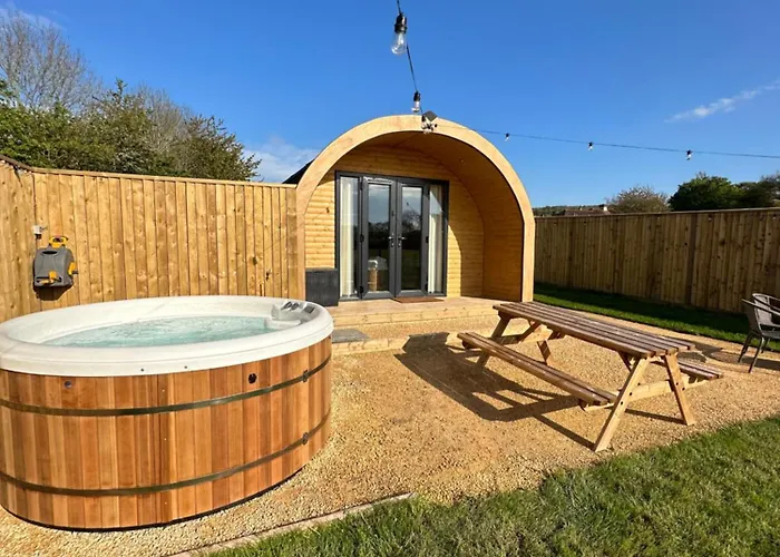 Lois\' Pod With Hot Tub, Near Airport