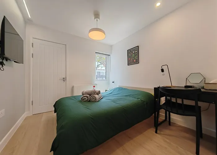 Gated 2 Guests Private House Free Parking