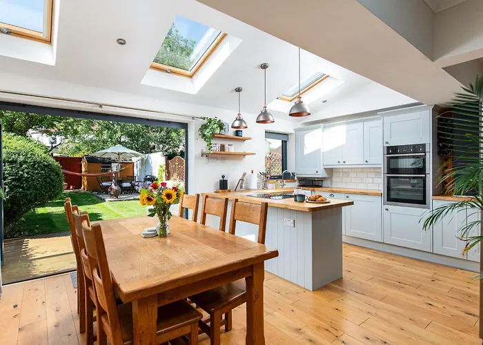Charming Family Home With Stoves, Garden & Parking
