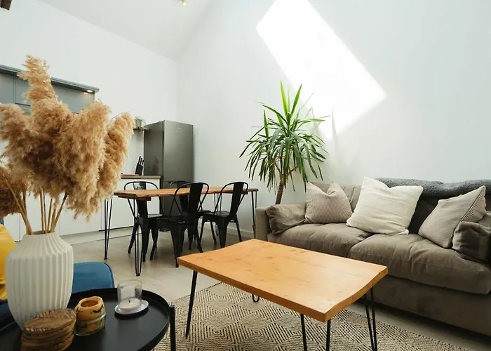 Cosy Two Bedroom Flat In The Poet Mews