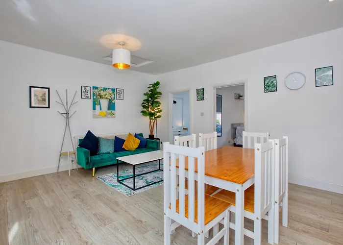 Modern 5-Beds - City Centre - Free Parking - Temple - By Hinkley Homes Short Lets & Serviced Accommodation