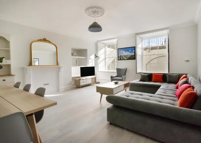 Free Parking! Very Large 2 Bedroom Clifton Flat