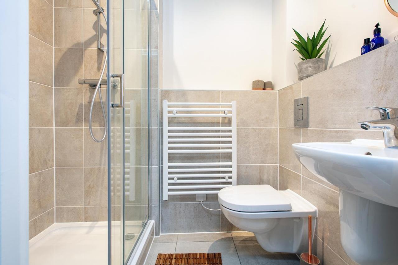 Centre - Free Parking - Stylish 2 Bedroom Apartment