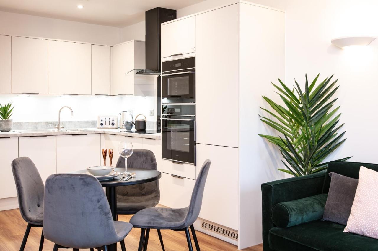 Centre - Free Parking - Stylish 2 Bedroom Apartment *