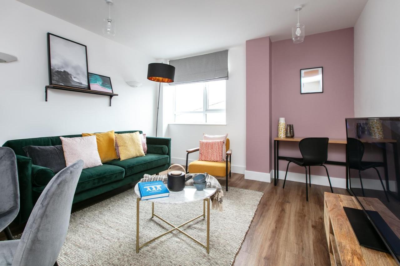 Apartment Centre - Free Parking - Stylish 2 Bedroom