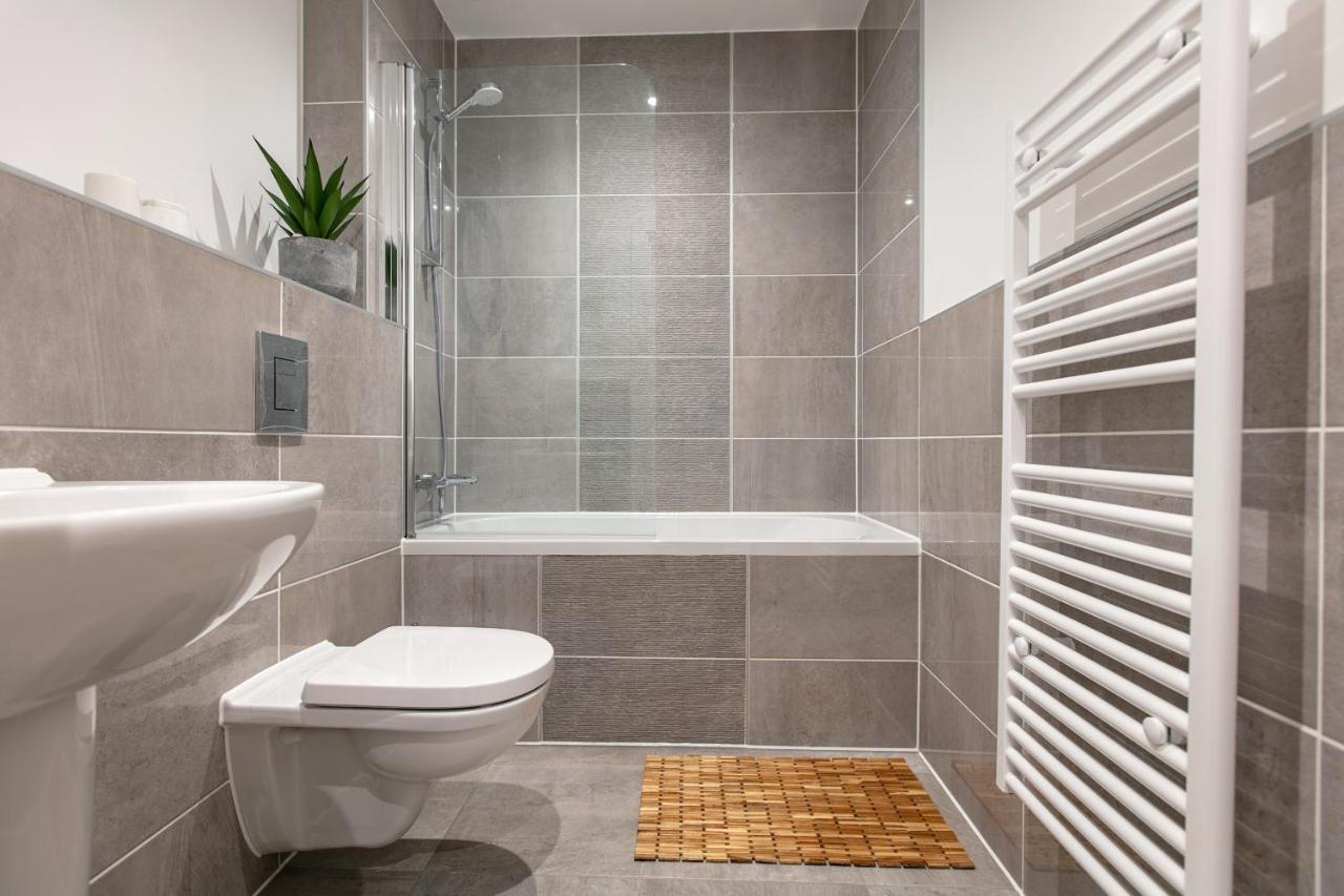 Centre - Free Parking - Stylish 2 Bedroom Apartment *