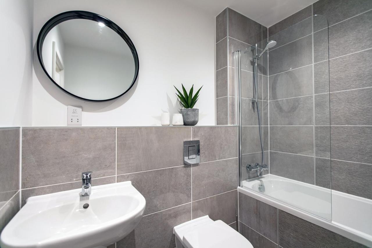 Centre - Free Parking - Stylish 2 Bedroom Apartment *