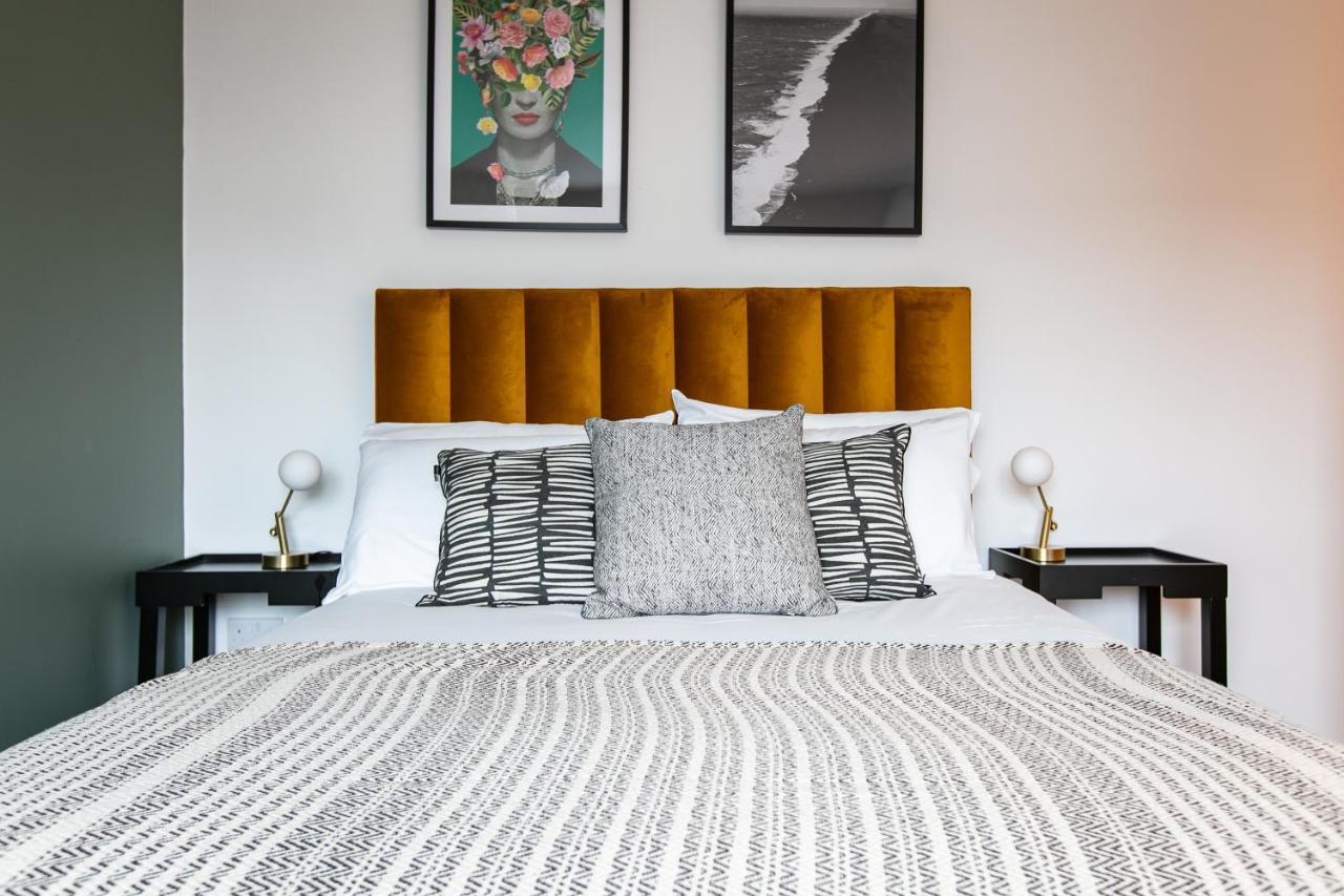 Centre - Free Parking - Stylish 2 Bedroom Apartment