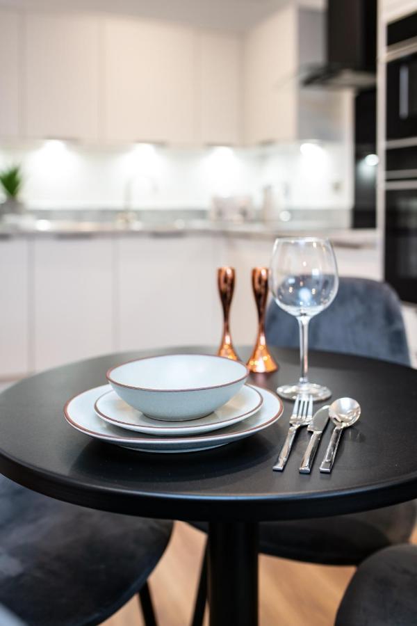 Centre - Free Parking - Stylish 2 Bedroom Apartment *