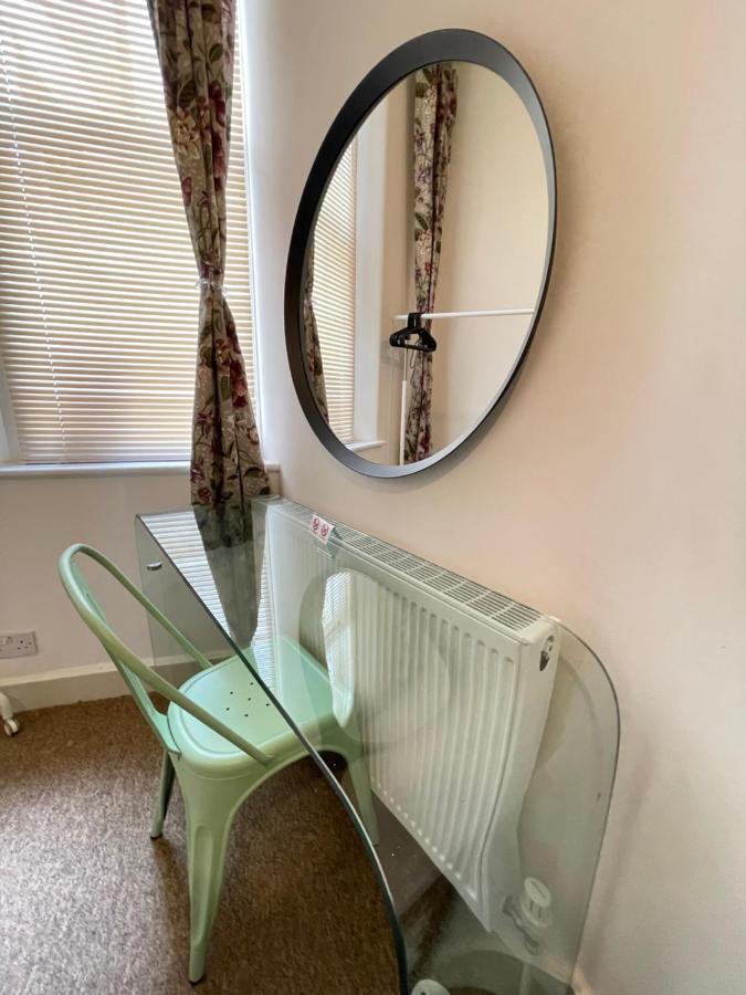 Apartment Located Two Bedroom Bristol