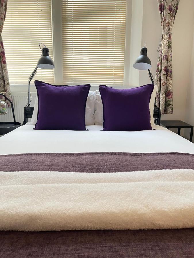 Located Two Bedroom Apartment Bristol