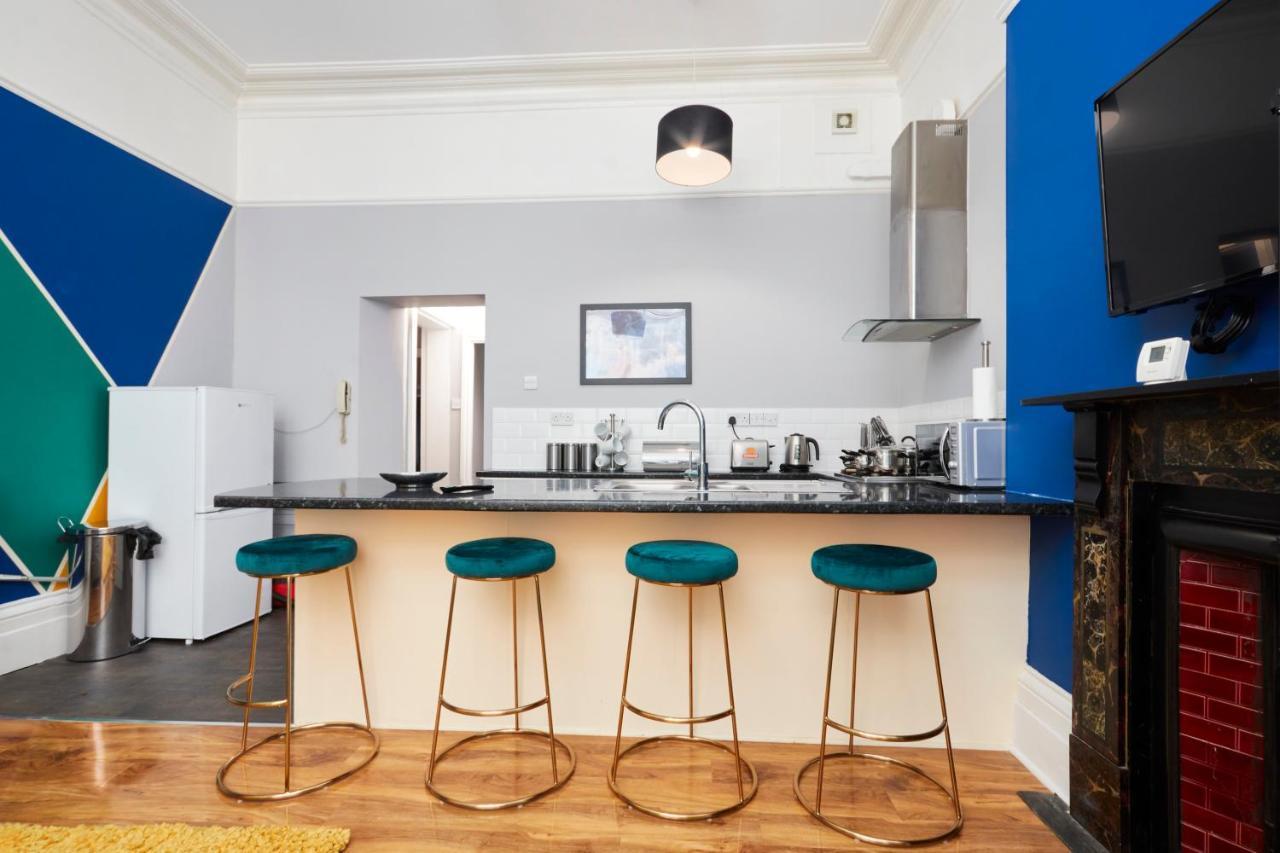 Sleek And Stylish 2 Bed In Clifton - Garden *