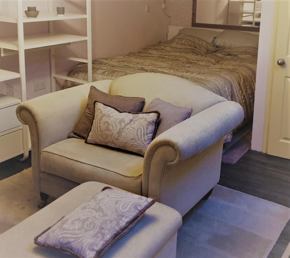 Cosy Self-contained Studio Flat In Apartment *