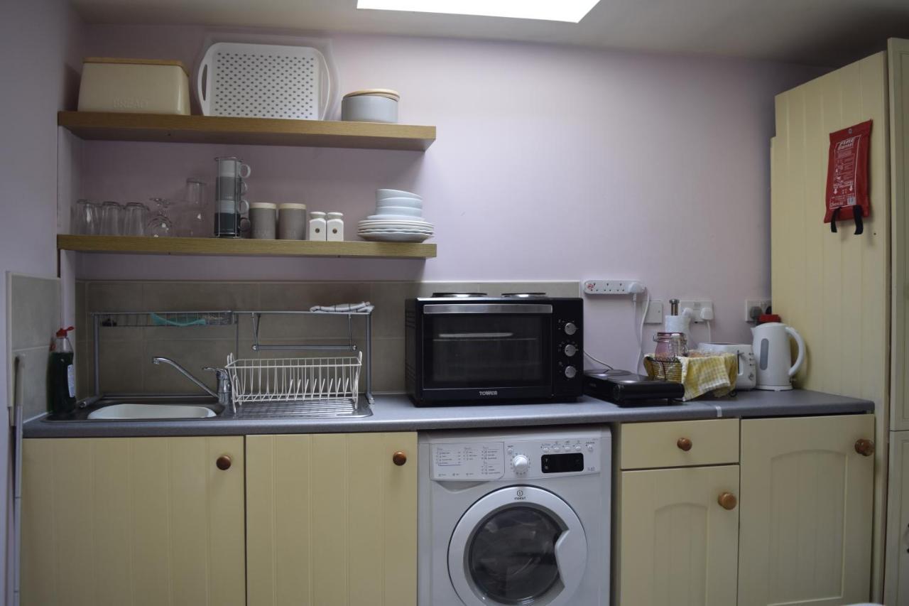 Cosy Self-contained Studio Flat In Apartment