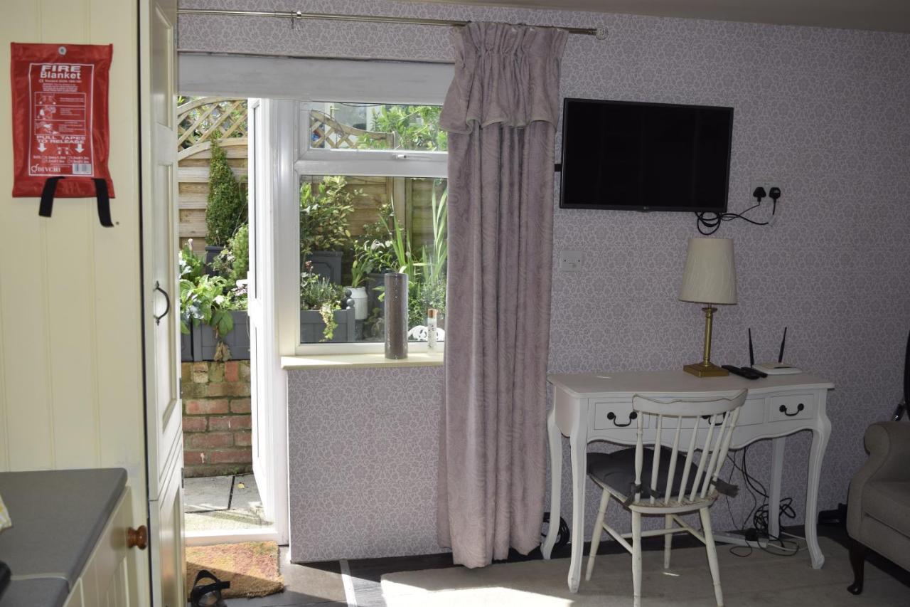 Apartment Cosy Self-contained Studio Flat In *
